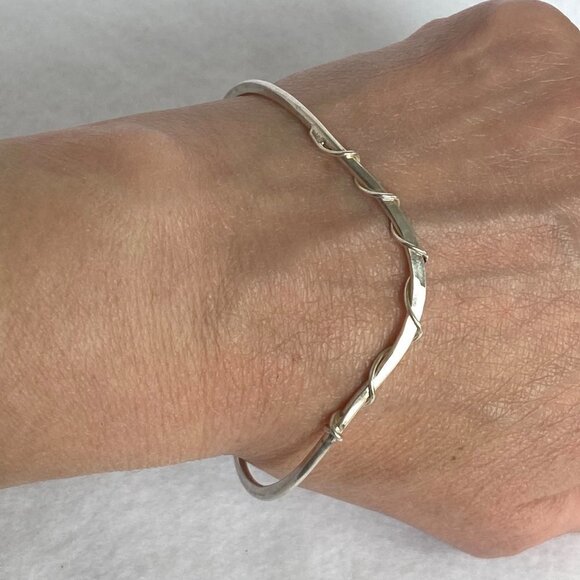 Sterling Silver 925 Dainty Twisted Hammered V Shaped Cuff Bracelet 6.75" - Picture 13 of 16
